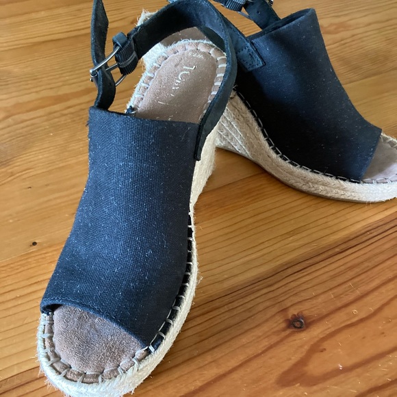 Toms women’s 7.5 espadrilles.  Excellent condition - Picture 1 of 6